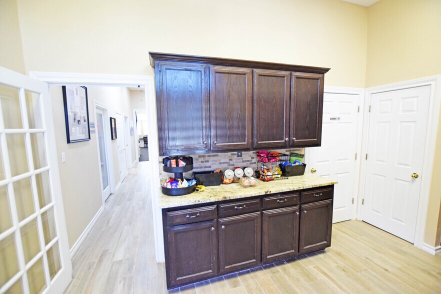 More Photos Of 327 SE Loop 338, Odessa Flex For Lease