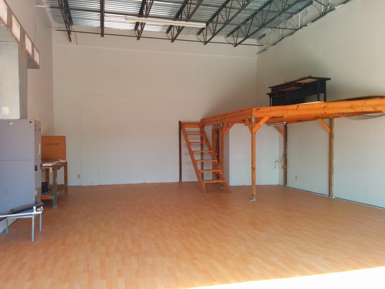 More Photos Of 845 Pop Tilton Pl, Jensen Beach Warehouse For Lease