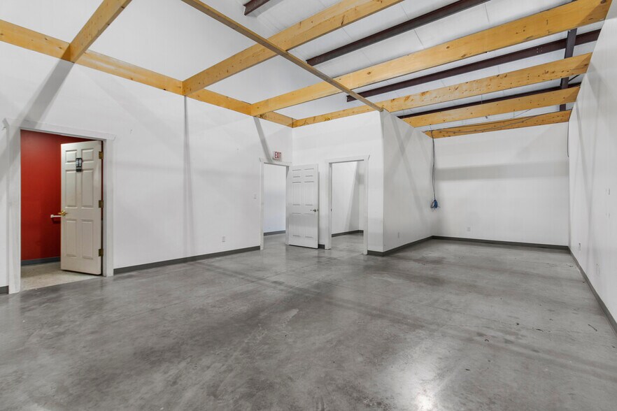 More Photos Of 13 Parkway Dr, Plainfield Warehouse For Lease