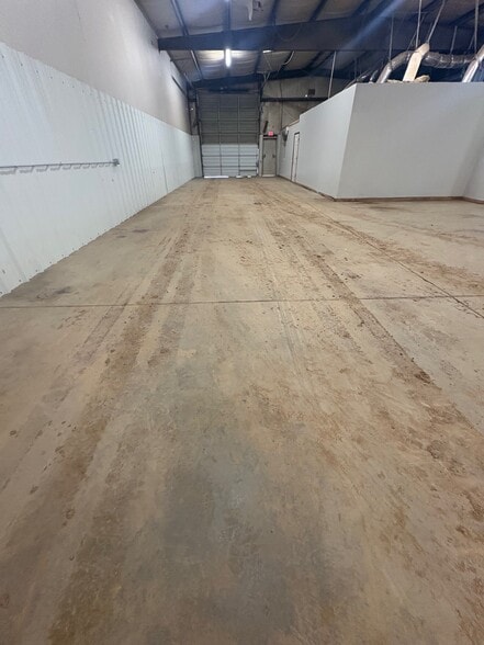 More Photos Of 410 S Eagle Ln, Oklahoma City Manufacturing For Lease