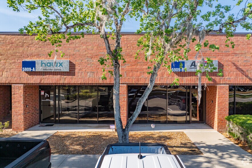 More Photos Of 5802 Breckenridge Pky, Tampa Light Distribution For Lease