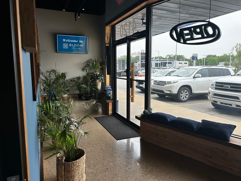 More Photos Of 4114-4120 W Stadium Dr, Kalamazoo Freestanding For Sale