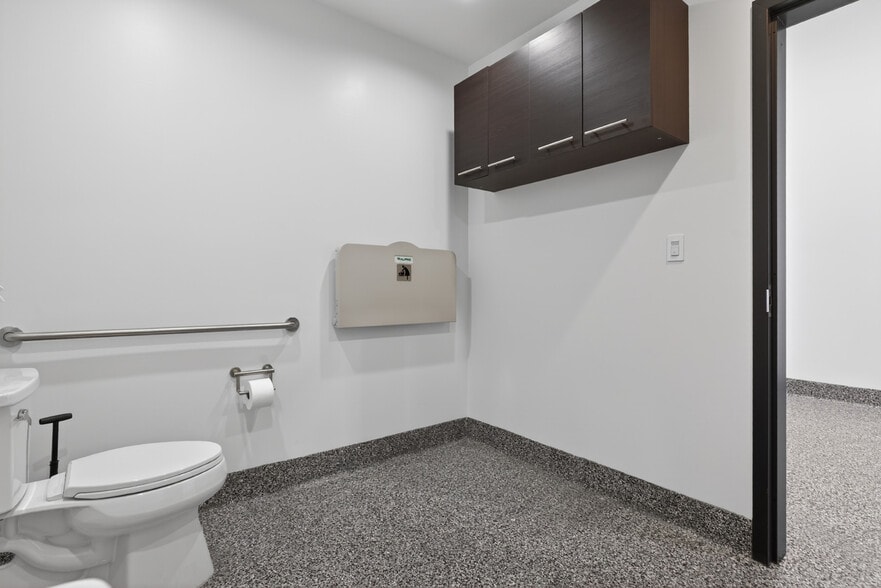 More Photos Of 703 S Main St, Burbank Showroom For Sale