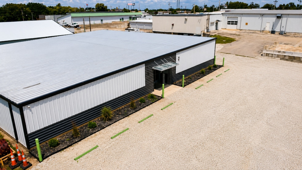 More Photos Of 617 Old Route 66, St Robert Self Storage For Sale