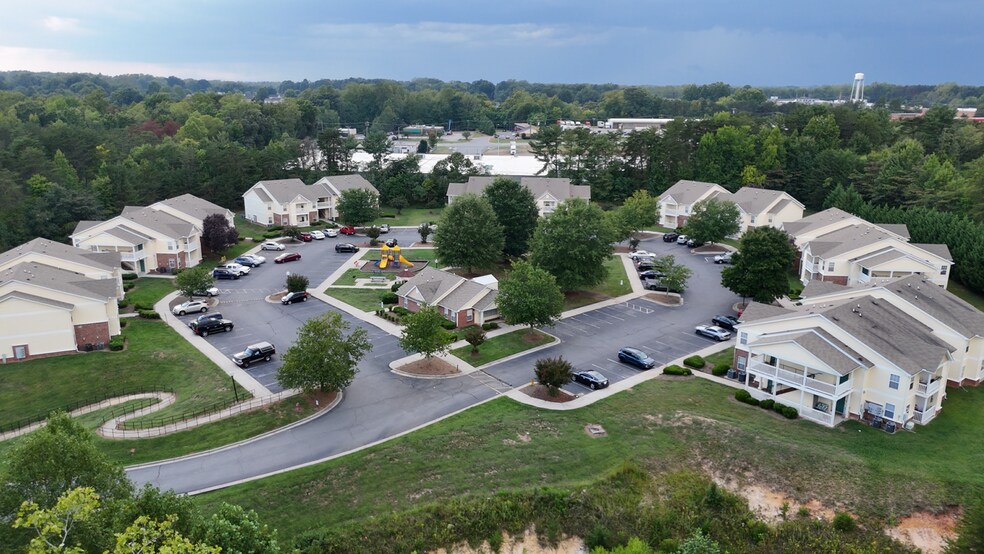 Primary Photo Of 2006 Oakbrook Ct, Reidsville Apartments For Sale