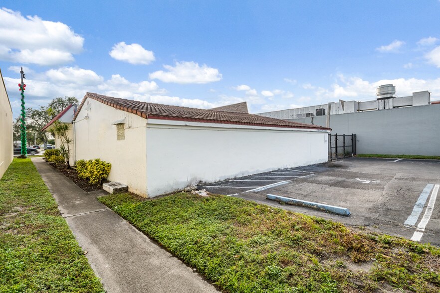 More Photos Of 4749 Hollywood Blvd, Hollywood Storefront Retail Office For Sale