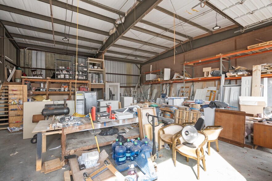 More Photos Of 320 Warfield Ave, Venice Warehouse For Sale