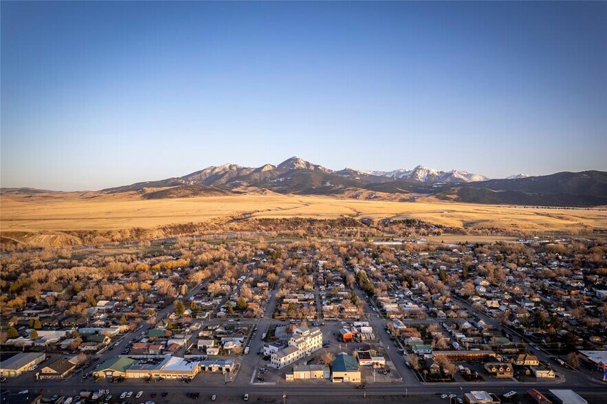 More Photos Of 924 E Park St, Livingston Apartments For Sale