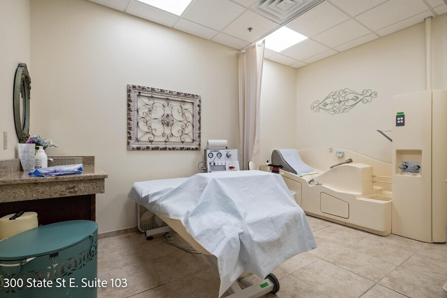 More Photos Of 300 State St E, Oldsmar Office For Lease