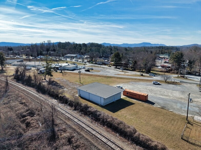 More Photos Of 802 S Grove St, Hendersonville Flex For Lease