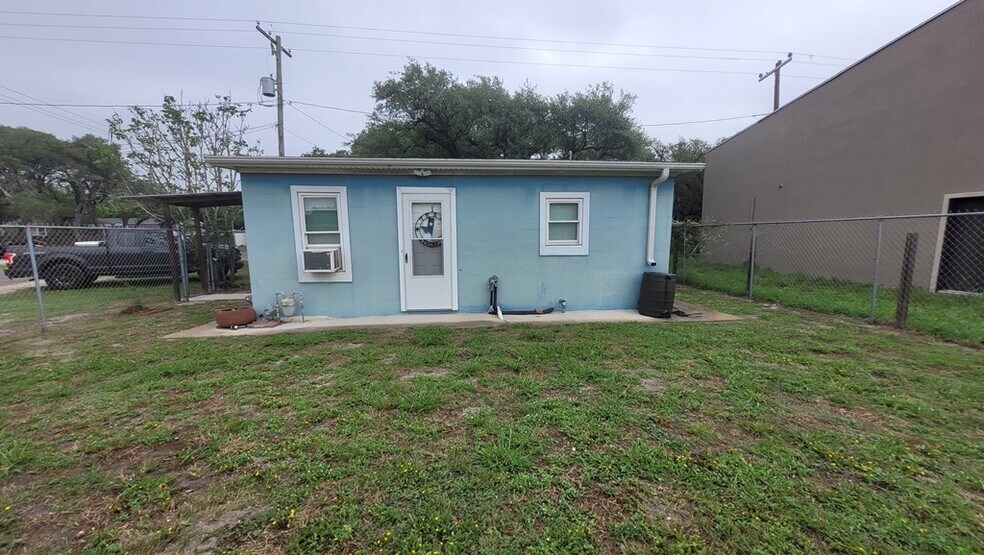 More Photos Of 108 Hood St, Rockport Storefront Retail Residential For Sale
