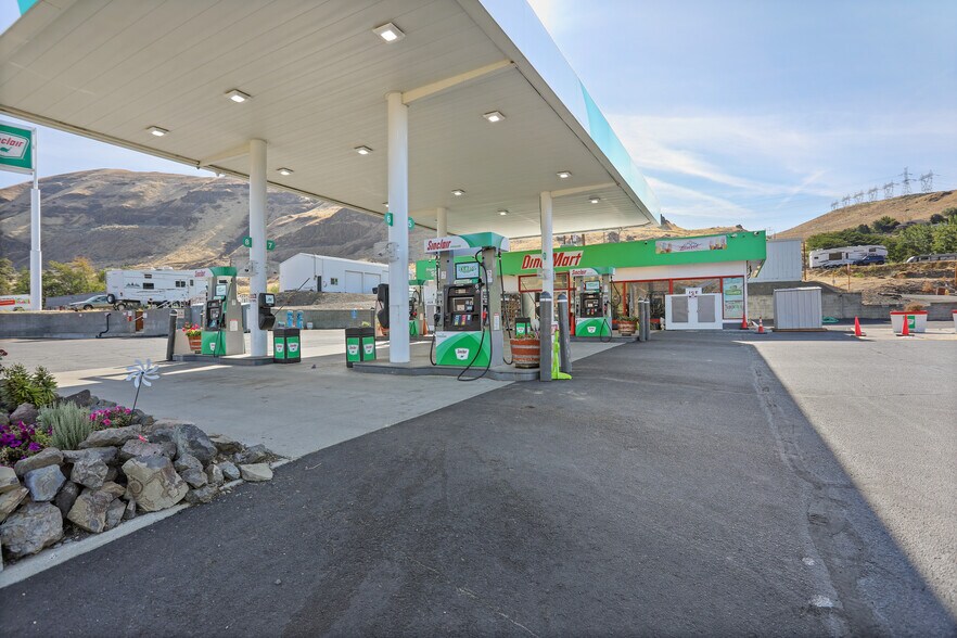 More Photos Of 606 E 1st, Rufus Convenience Store For Sale