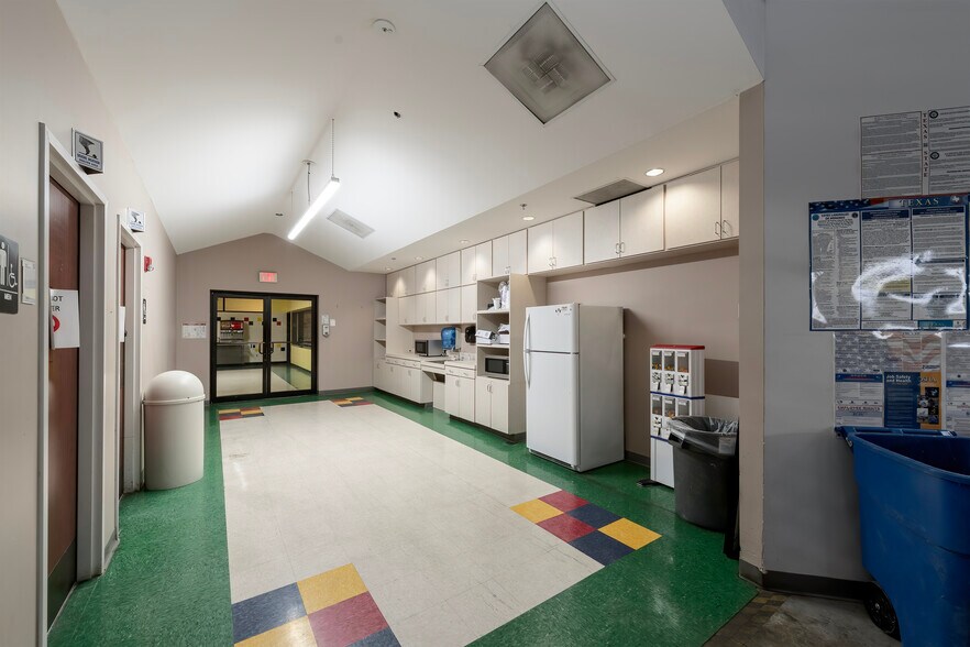 More Photos Of 1551 Corporate Dr, Irving Warehouse For Lease