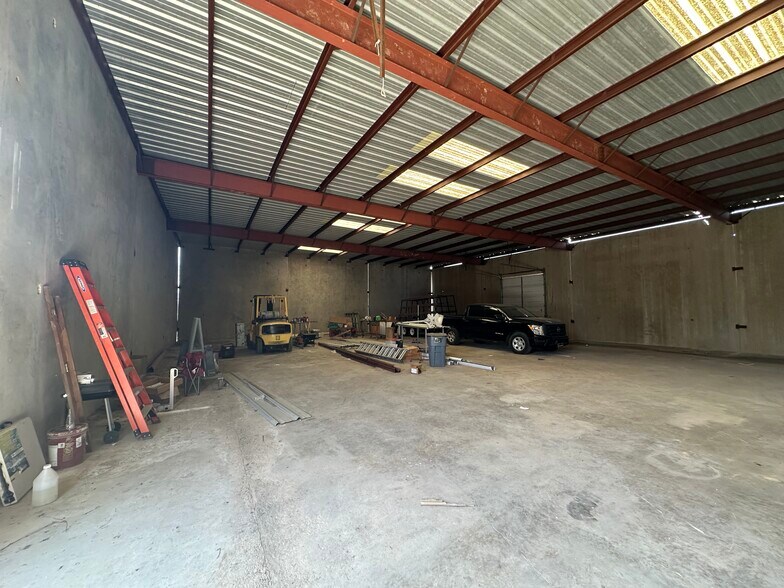 More Photos Of 10141 TX Loop 106, Adkins Showroom For Sale