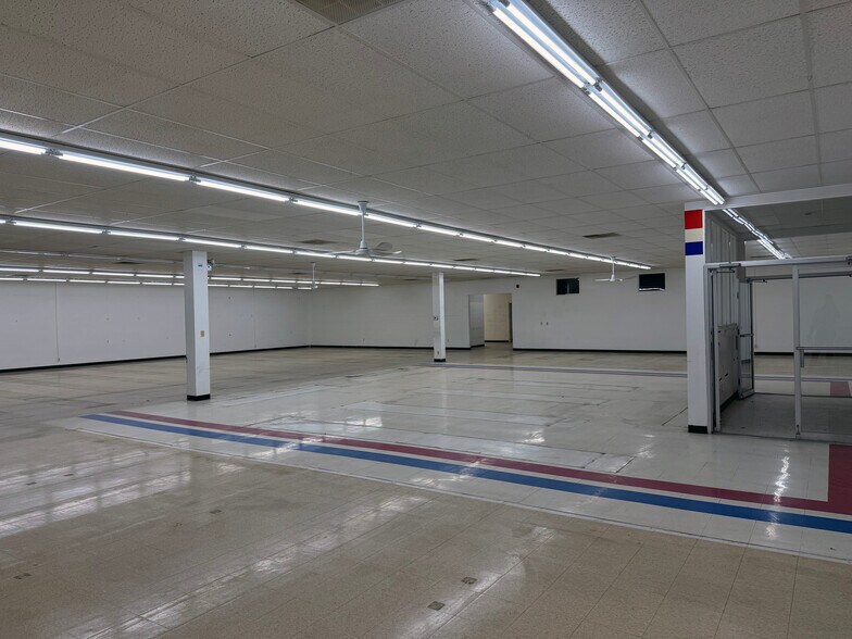 More Photos Of 10801 Blondo St, Omaha General Retail For Sale
