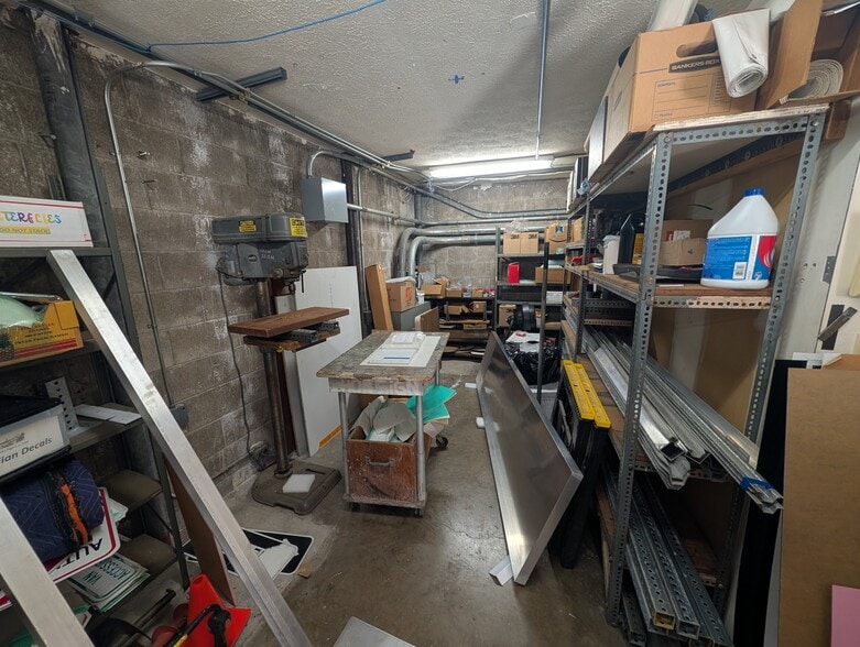 More Photos Of 1724 Hart St, Honolulu Warehouse For Lease