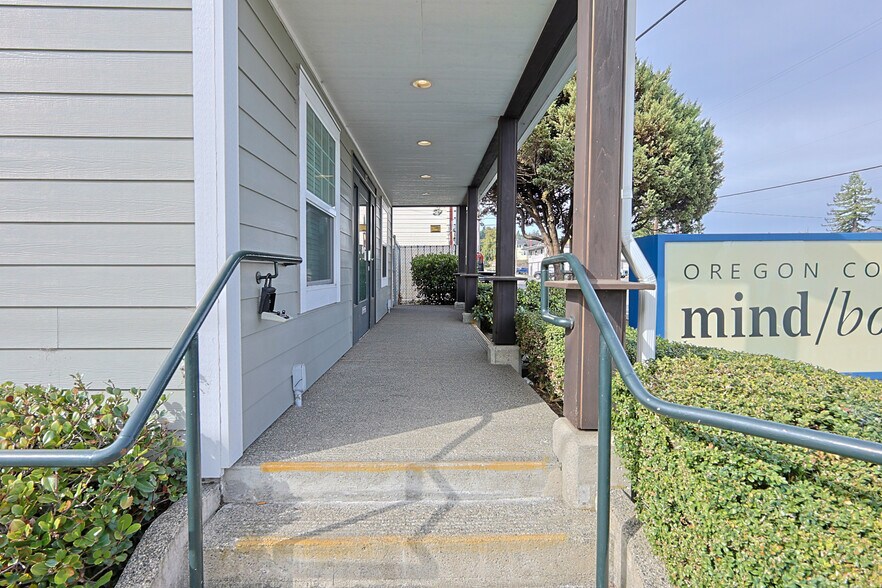 More Photos Of 137 Hall Ave, Coos Bay Office For Sale