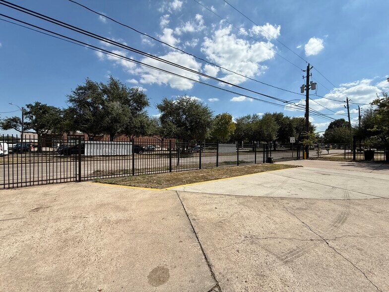 More Photos Of 2013 Blalock Rd, Houston Warehouse For Lease