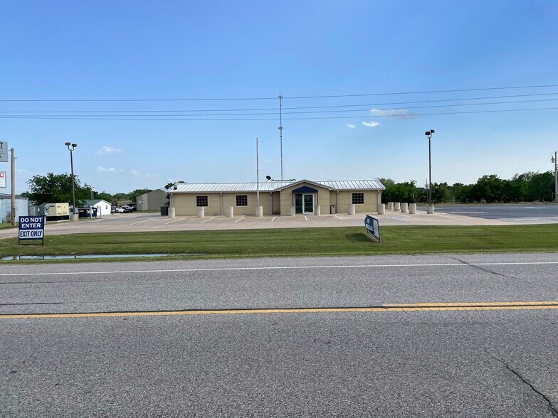 More Photos Of 924 Missouri, Walters Bank For Sale