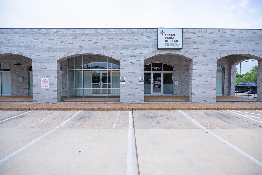 More Photos Of 2313 Main St, Waller Specialty For Lease