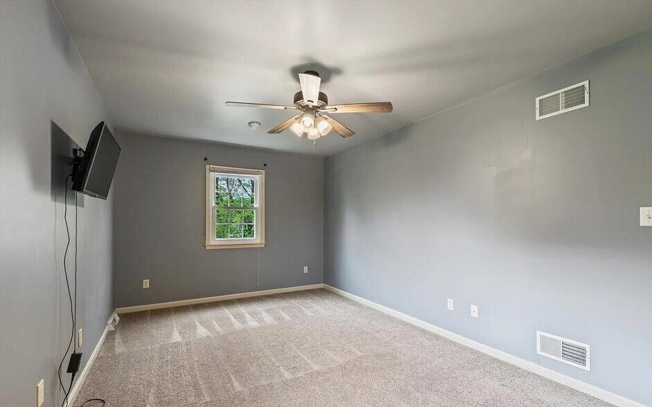 More Photos Of 585 Westbrooke Dr, Elizabethtown Specialty For Lease
