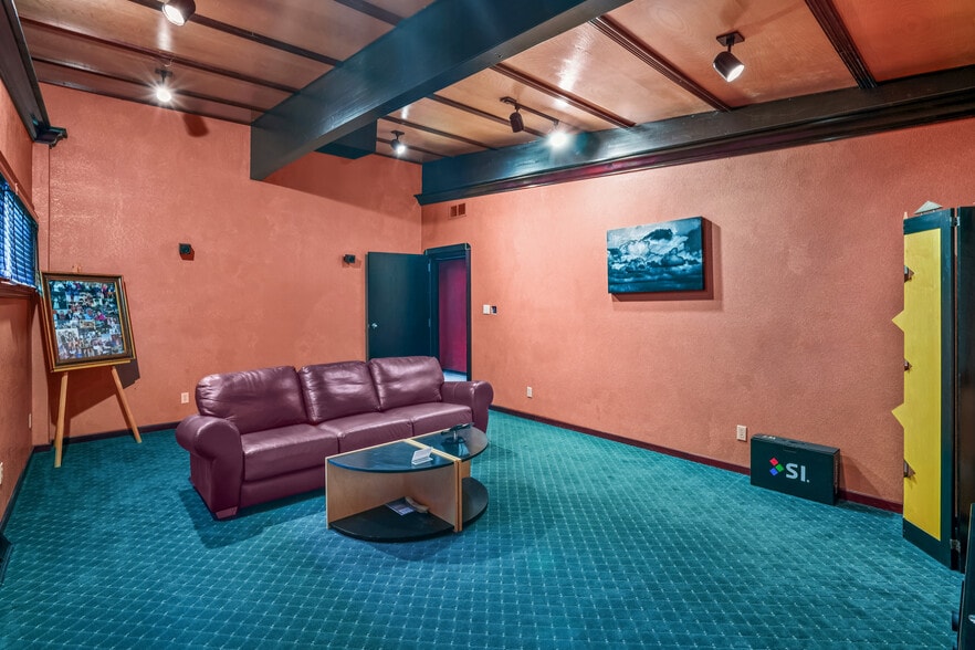 More Photos Of 4931 Douglas Ave, Des Moines General Retail For Sale