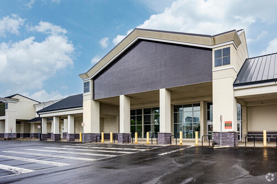 More Photos Of 2051 Chain Bridge Rd, Vienna Freestanding For Lease