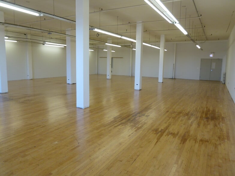 More Photos Of 1900 S Western Ave, Chicago Showroom For Lease