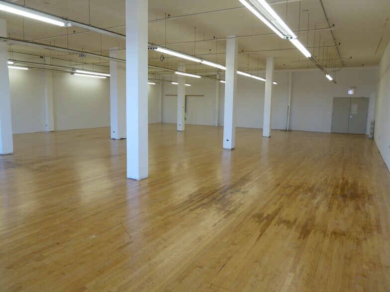 More Photos Of 1940 S Western Ave, Chicago Showroom For Lease