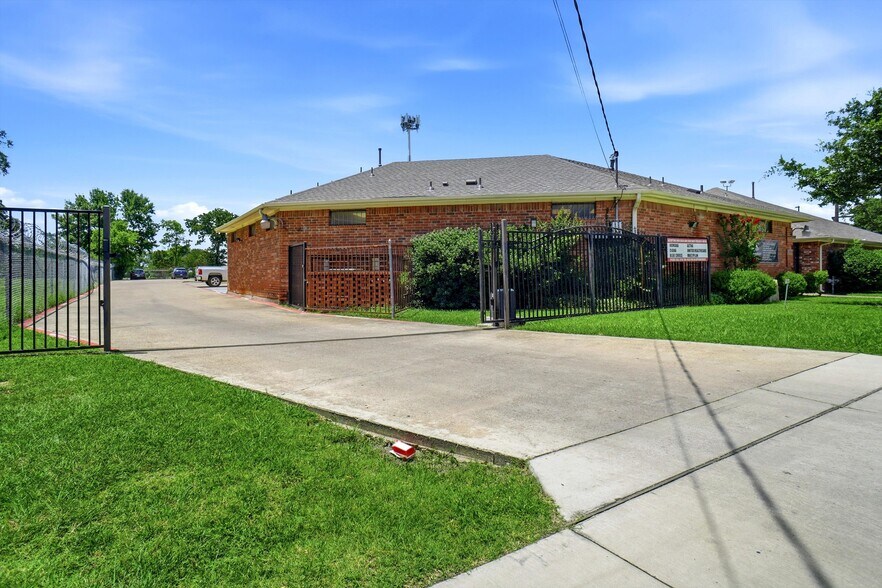 More Photos Of 8202 Elam Rd, Dallas Medical For Lease