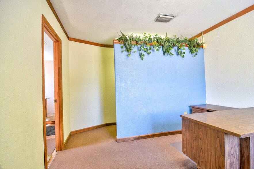 More Photos Of 11470 Oakhurst Rd, Largo Office For Sale