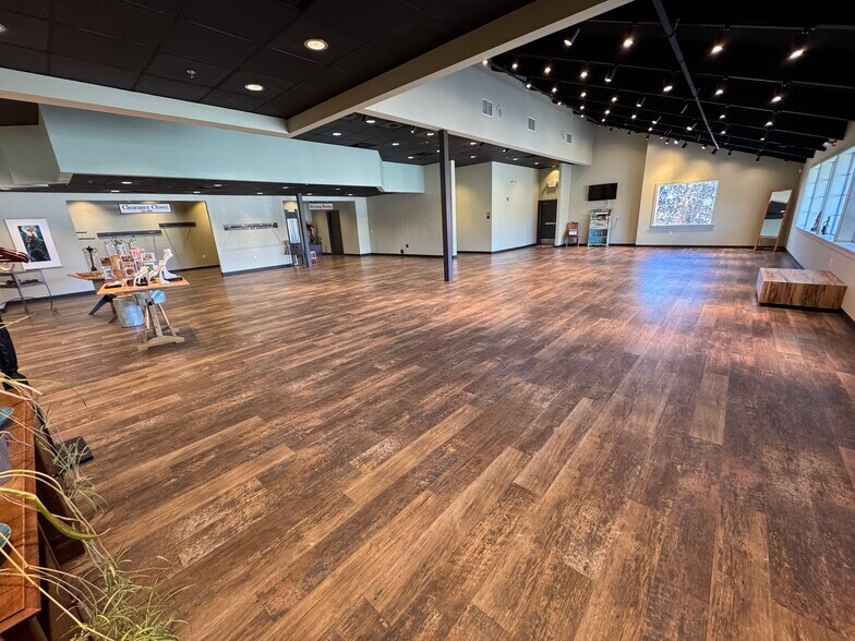 More Photos Of 2030 Main St, Batavia Freestanding For Lease