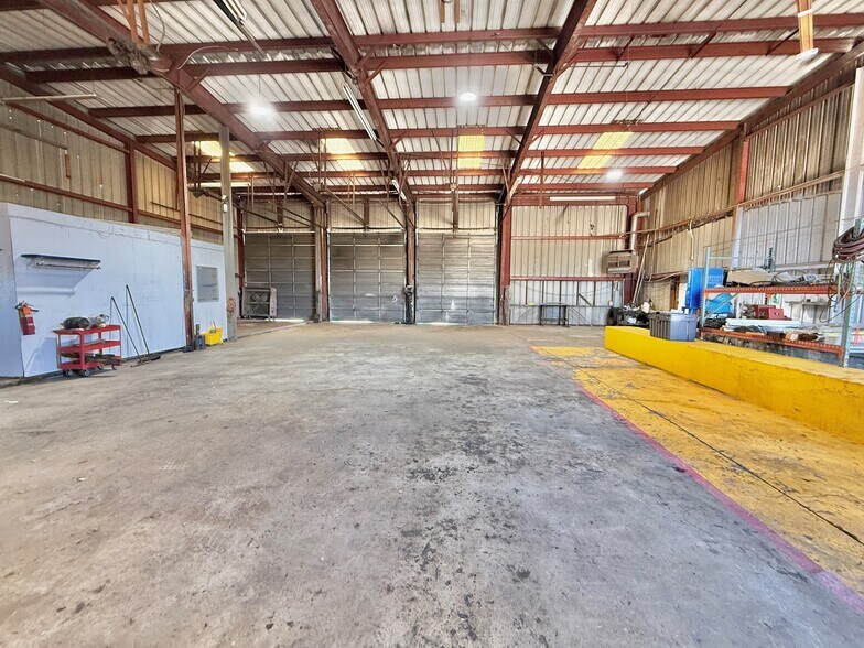 More Photos Of 704 Murray Rd, Dothan Warehouse For Lease