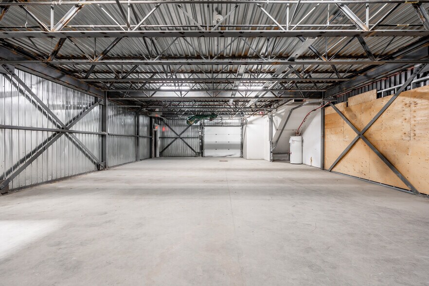 More Photos Of 5000 Rue Bernard-Lefebvre, Laval Light Distribution For Sale