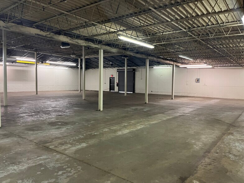 More Photos Of 929 Chick Springs Rd, Taylors Light Manufacturing For Lease