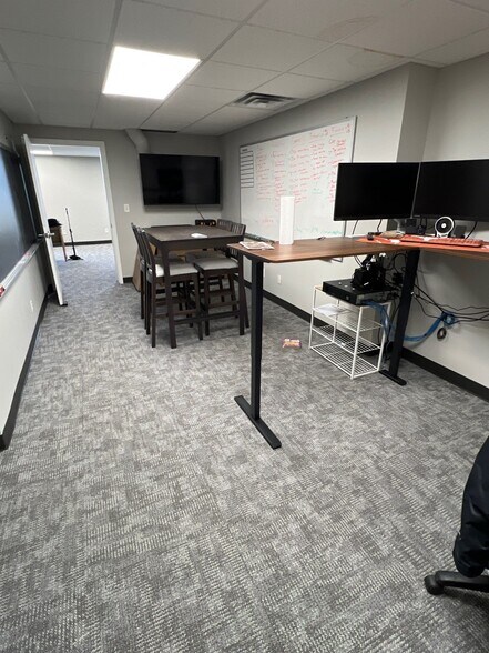 More Photos Of 5858 Thunderbird Rd, Indianapolis Warehouse For Lease