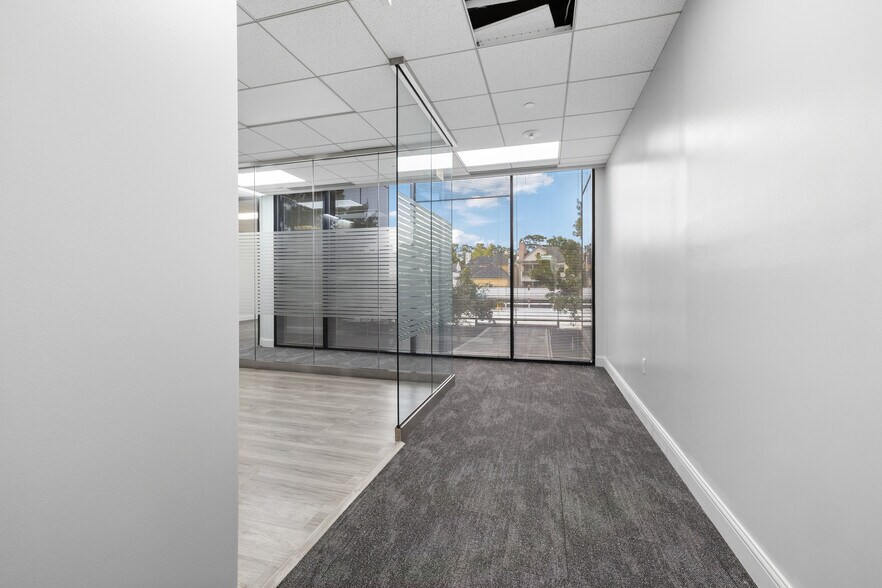 More Photos Of 17 S Briar Hollow Ln, Houston Office Residential For Lease