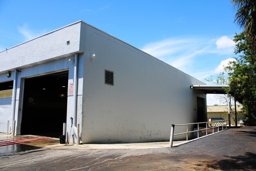 More Photos Of 275 Airport Pulling Rd N, Naples Showroom For Lease