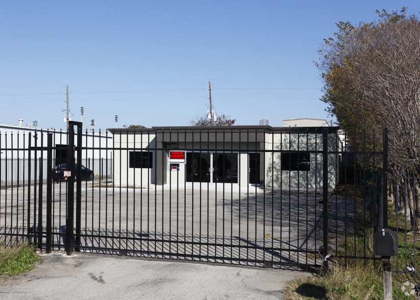 Primary Photo Of 5626 Star Ln, Houston Auto Dealership For Lease
