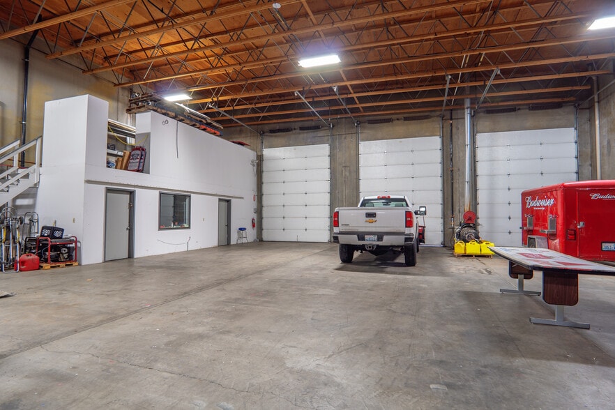 More Photos Of 94 W Valley Mall Blvd, Union Gap Distribution For Lease