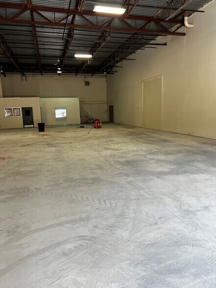 More Photos Of 1450 E Highwood Blvd, Pontiac Manufacturing For Lease