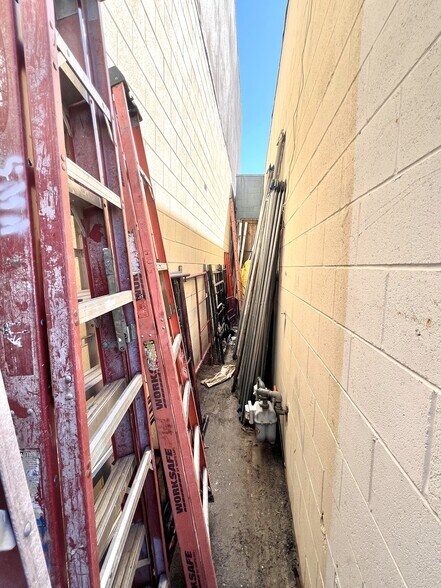 More Photos Of 16134 Leadwell St, Van Nuys Warehouse For Lease