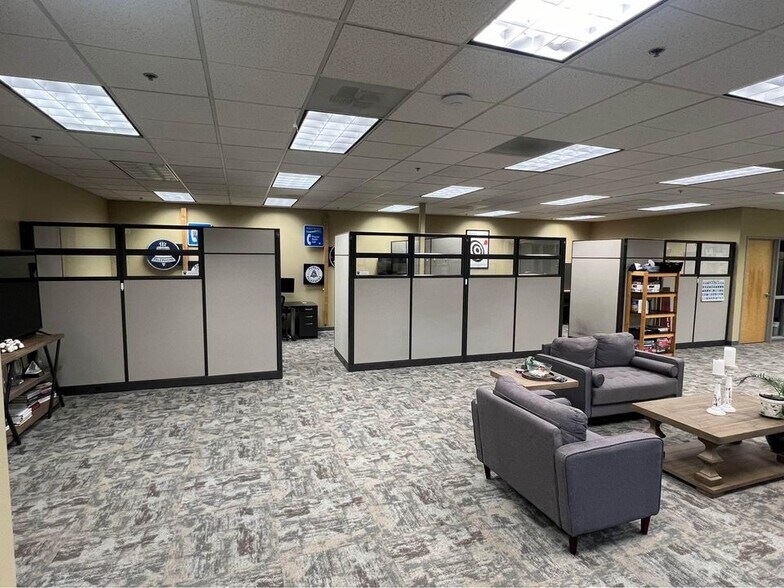 More Photos Of 1375 SE Wilson Ave, Bend Flex For Lease