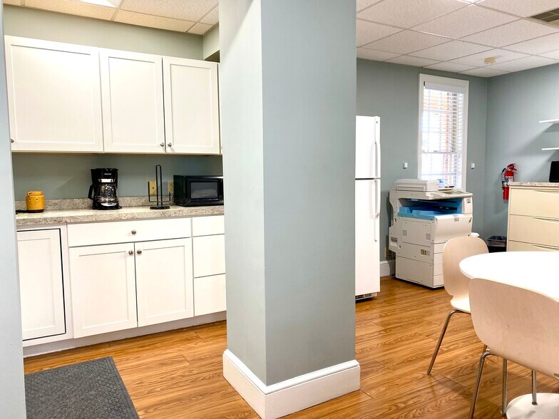More Photos Of 156 E Market St, Martinsville Office Residential For Lease