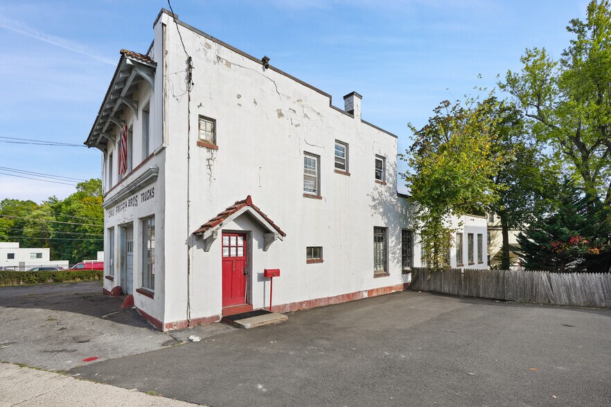 More Photos Of 246 W Putnam Ave, Greenwich Auto Dealership For Sale