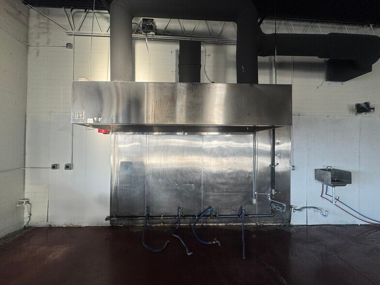 More Photos Of 13425 Snow Rd, Brook Park Freestanding For Lease