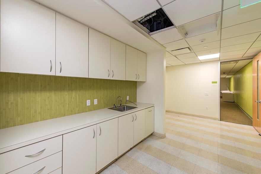 More Photos Of 350 5th Ave S, Naples Storefront Retail Office For Lease