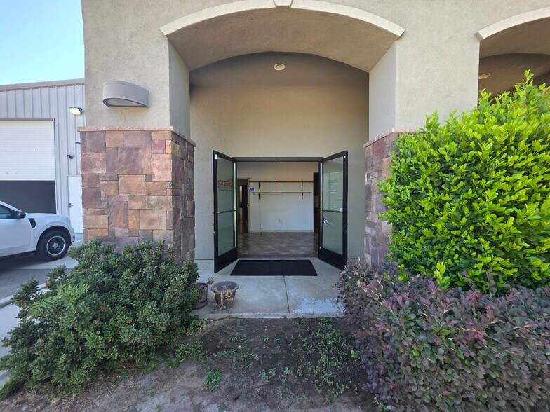 More Photos Of 500 Delano Dr, Oakdale Showroom For Lease