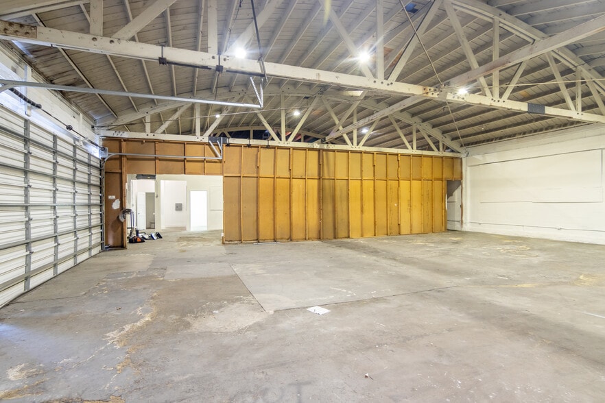 More Photos Of 11129 Hartsook St, North Hollywood Warehouse For Lease