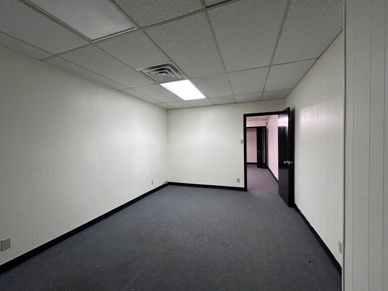 More Photos Of 142 W Rhapsody Dr, San Antonio Office For Lease